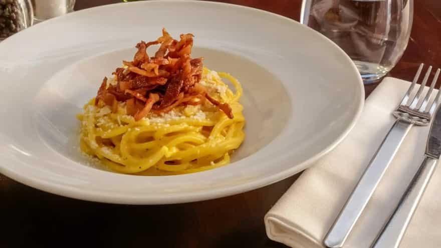 Carbonara: En twist av ödet och amerikanskt bacon i Italiens pastatapet